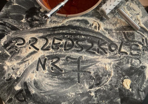 Napis "Przedszkole nr 7"