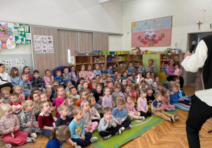 Dzieci słuchają opowieści Pana Maćka