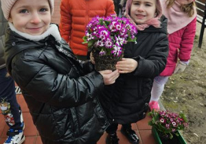 Dziewczynki trzymają kwiatki