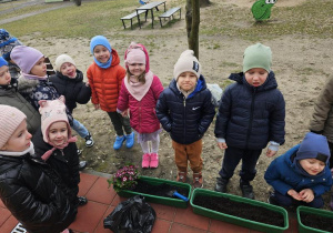 Tropiciele podczas akcji sadzenia kwiatów