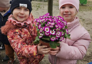 Dziewczynki z kwiatkiem do sadzenia