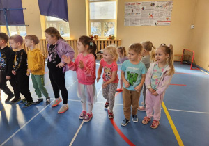 Dzieci czekają na swoją kolej
