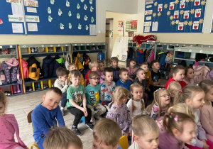 Dzieci oglądają bajkę o pandzie