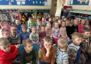 Dzieci oglądają film edukacyjny o pandach