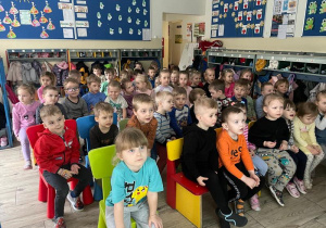 Dzieci oglądają film edukacyjny o pandach