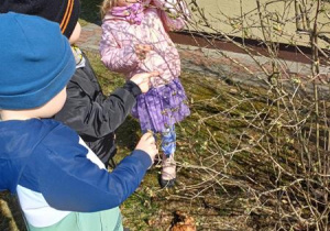 Dzieci oglądają wiosenne liście