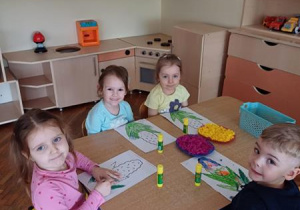 Przedszkolaki wykonują pracę plastyczną