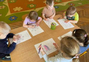 Dzieci kolorują