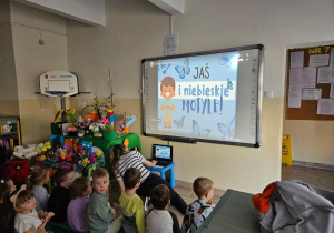 Przedszkolaki podczas oglądania filmu edukacyjnego związanego z Dniem Autyzmu