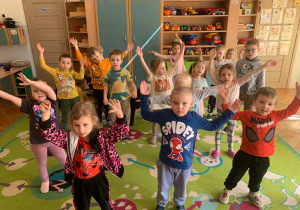 Dzieci podczas ćwiczeń