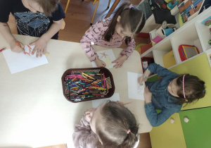 Dzieci rysują źródła dymu