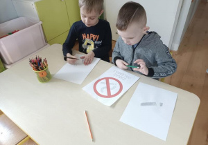 Dzieci rysują co może dymić