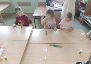 Dzieci wykonują pracę plastyczną