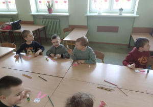 Dzieci wykonują pracę plastyczną