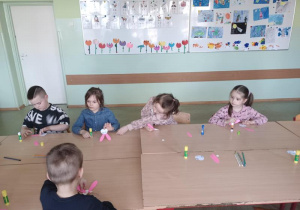 Dzieci wykonują pracę plastyczną