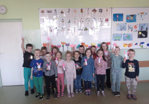 Przedszkolaki ze swoimi pracami