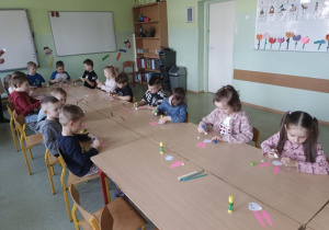 Dzieci wykonują pracę plastyczną
