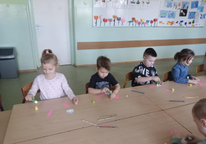 Dzieci wykonują pracę plastyczną