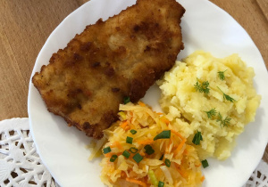 Kotlet z ziemniaczkami i surówką