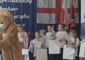 Dzieci podczas wręczania nagród