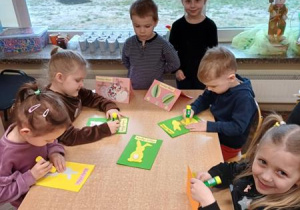 Przedszkolaki wykonują kart świąteczne