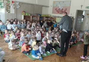 Dzieci oglądają koncert