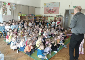 Dzieci oglądają występ