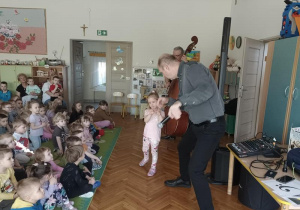 Dziewczynka tańczy