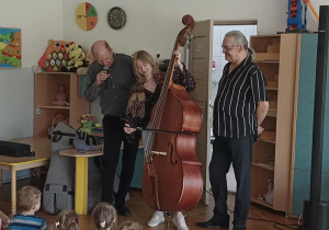 Pani Kasia gra na kontrabasie