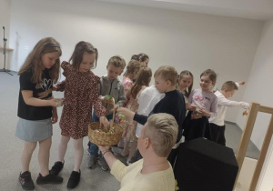 Przedszkolaki wręczają upominki