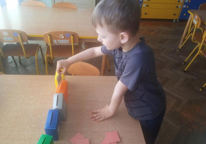 Dzieci segregują śmieci