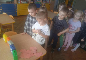 Dzieci segregują śmieci
