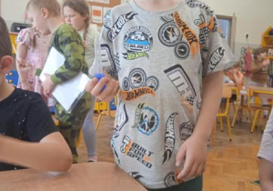 Chłopiec ze swoją pracą