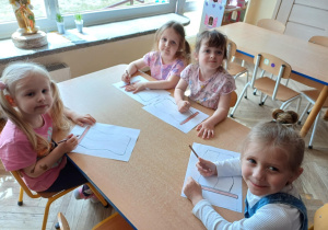 Dzieci wykonują prace plastyczną
