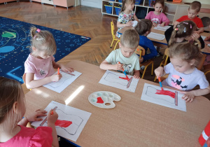 Dzieci wykonują prace plastyczną