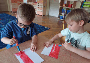 Dzieci wykonują prace plastyczną