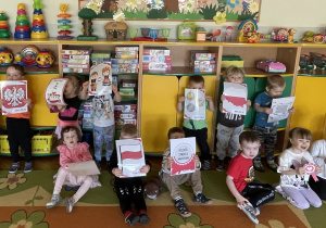 Dzieci pozują do zdjęcia