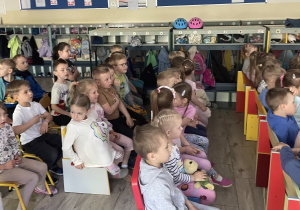 Dzieci oglądają film edukacyjny