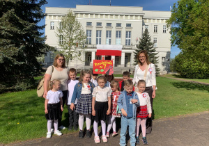 Dzieci przed Urzędem Miasta