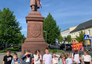 Dzieci z pomnikiem Tadeusza Kościuszki