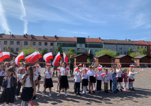 Dzieci śpiewają pieśń o Ojczyźnie