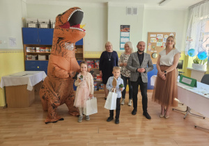Dziewczynka i chłopiec pozują do zdjęcia