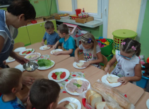 22 września 2017 r. - Przedszkolaki przygotowują śniadanko.