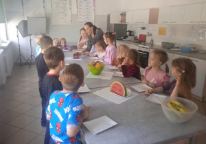 Dzieci dowiadują się z jakich owoców zrobią sałatkę.