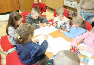 Dzieci kolorują