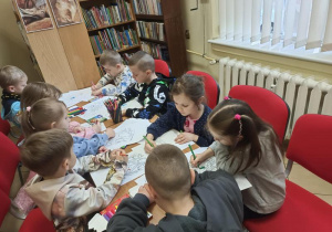 Dzieci kolorują