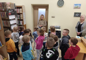 Dzieci słuchają o pracy w bibliotece