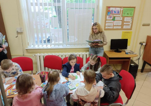 Pani czyta dzieciom książkę