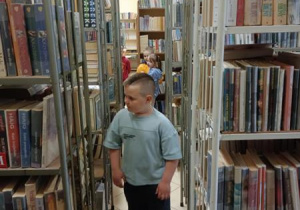 Chłopiec zwiedza bibliotekę