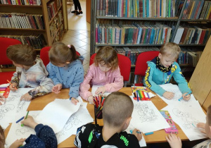Dzieci kolorują